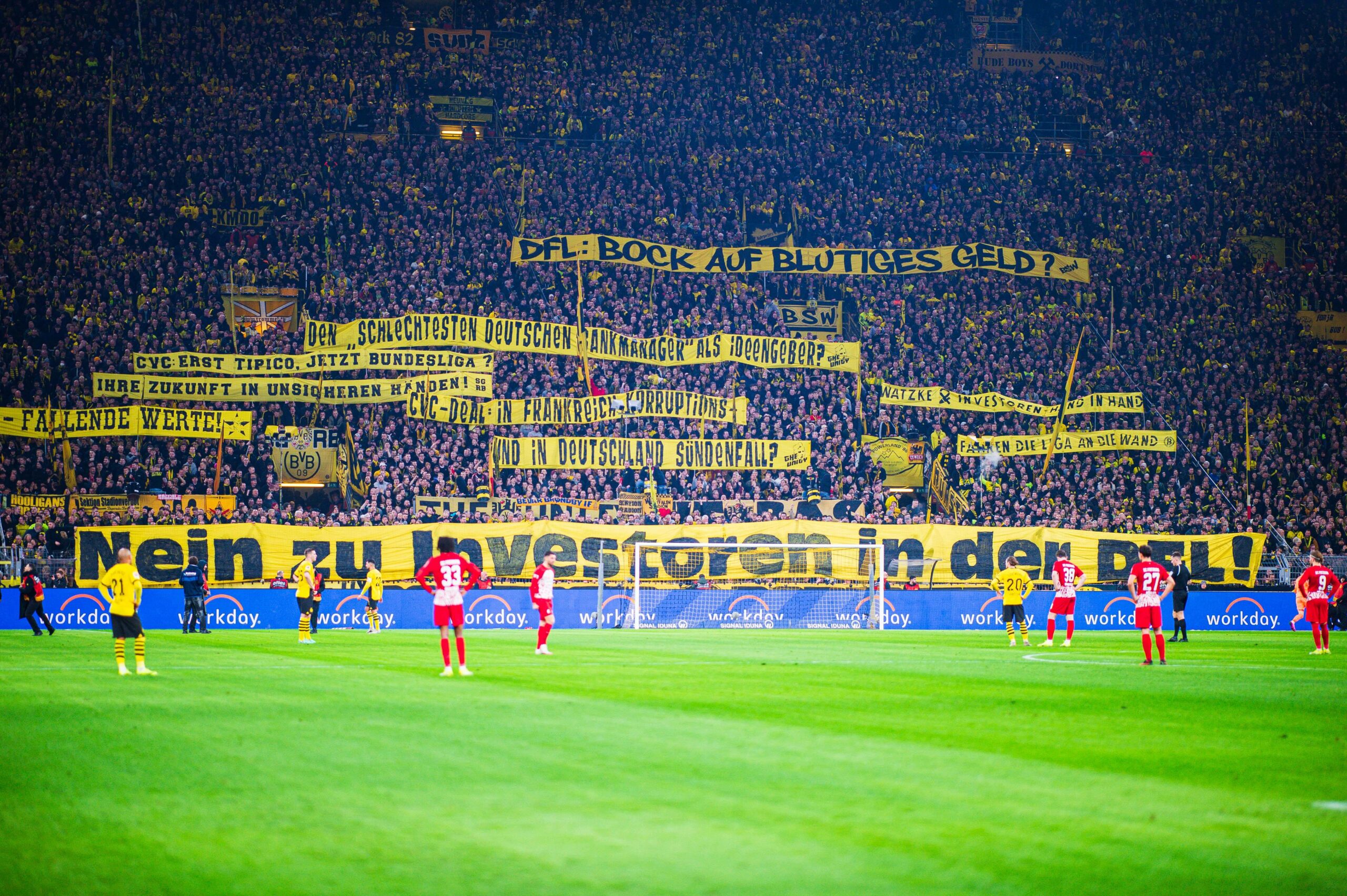 Dortmund-Fans protestieren gegen die DFL