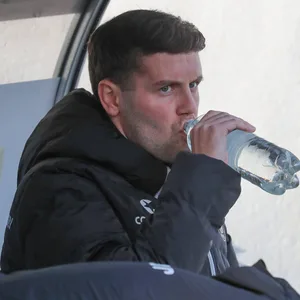 Fabian Hürzeler auf der Bank in Magdeburg