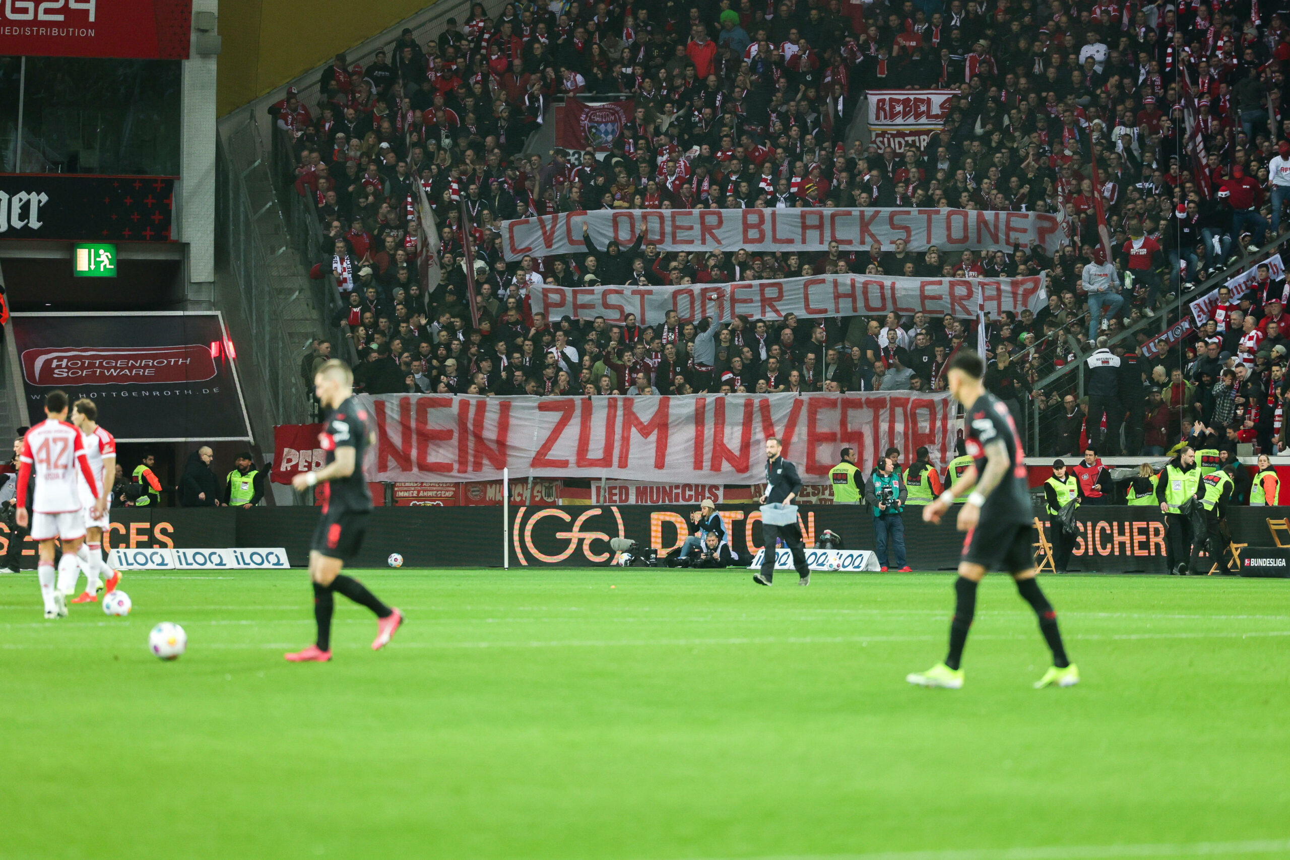 Bayern-Fans protestieren in Leverkusen gegen mögliche DFL-Investoren