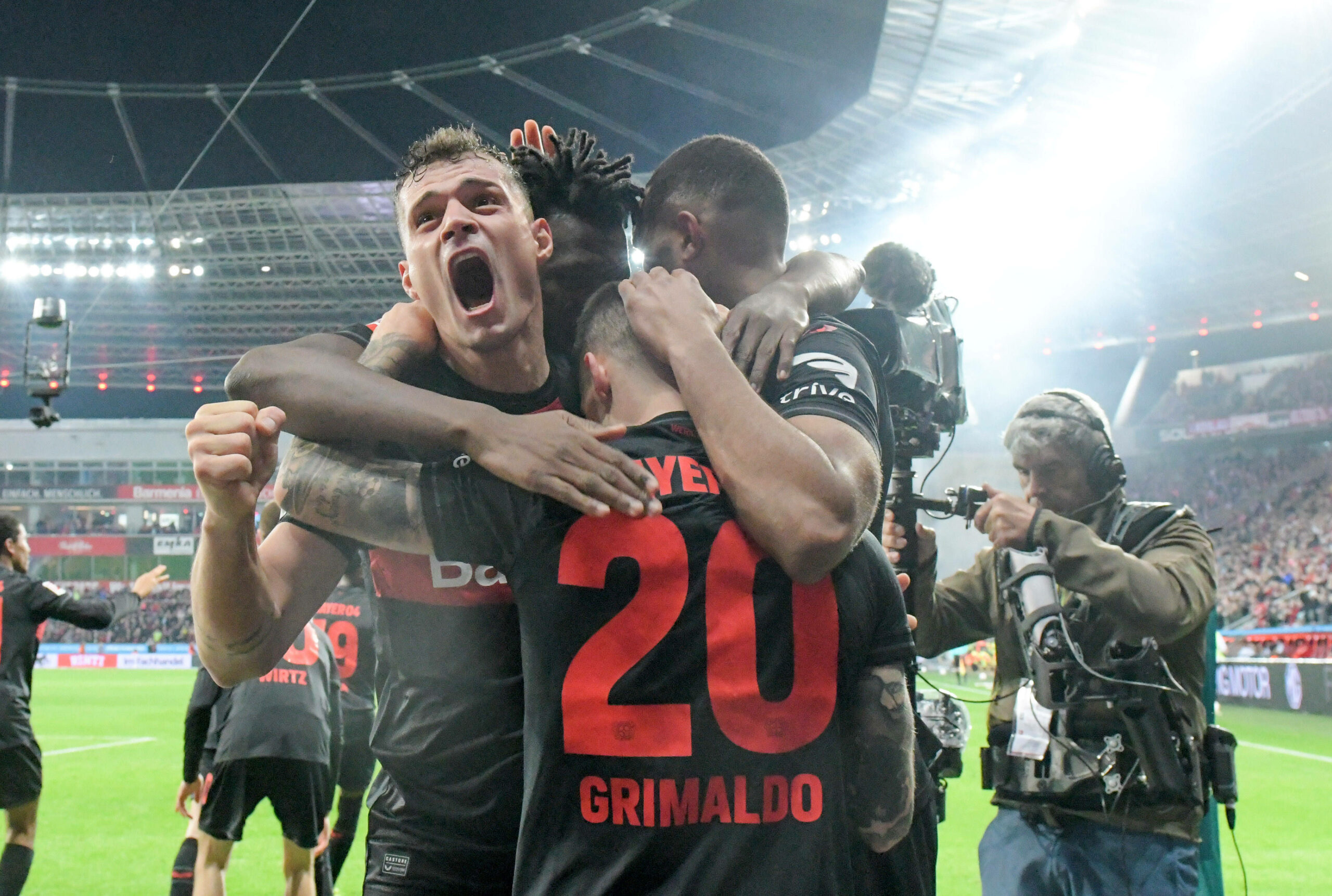 Leverkusen-Profis jubeln über das 2:0 von Grimaldo