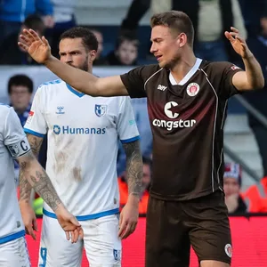 Hauke Wahl beim Spiel in Magdeburg