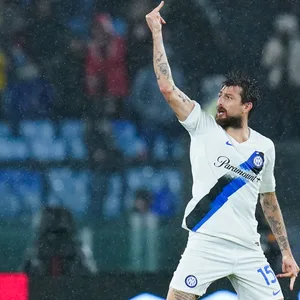 Francesco Acerbi zeigt der gegnerischen Fankurve den Mittelfinger.
