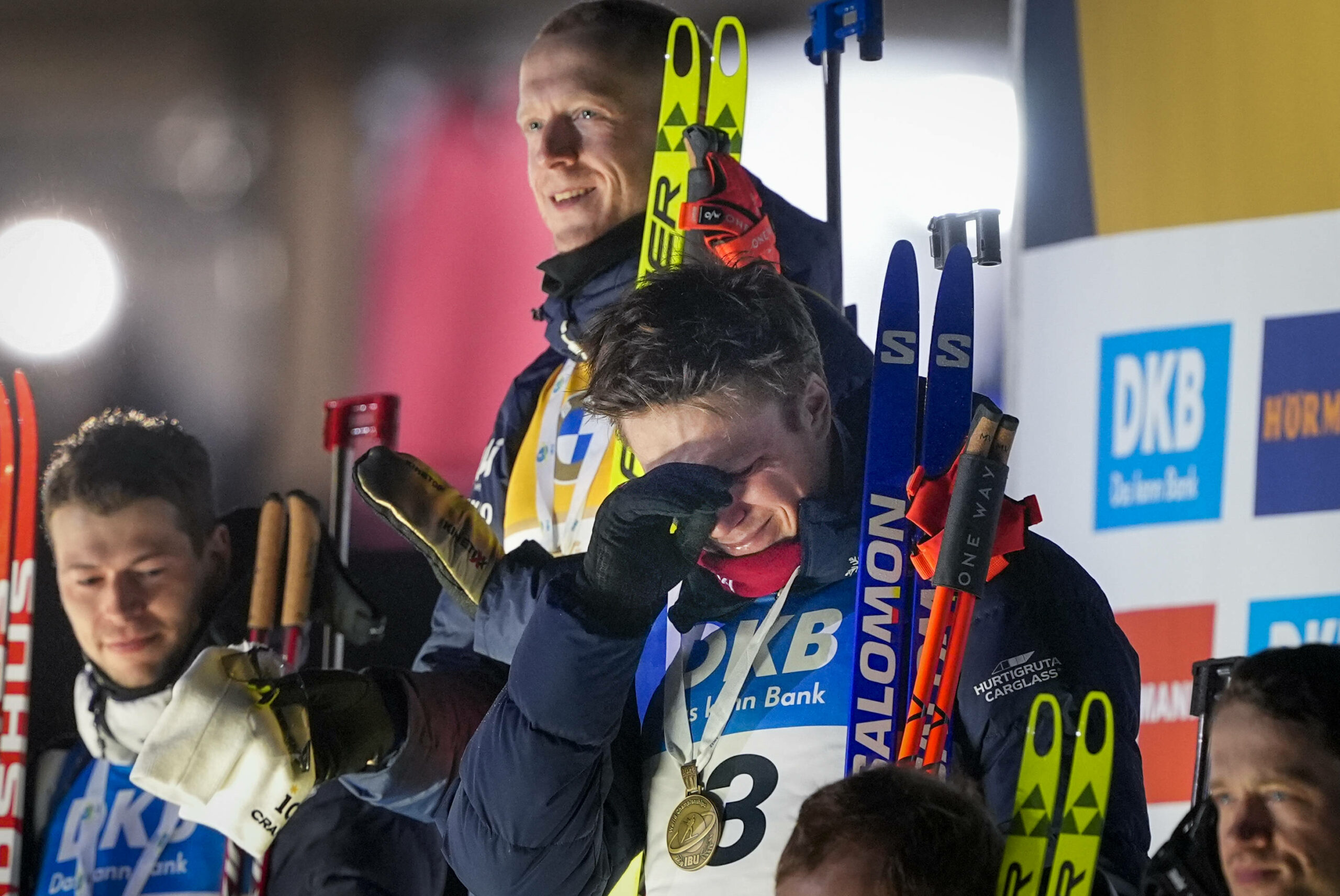 Vetle Sjaastad Christiansen weint auf dem Sieger-Podium.