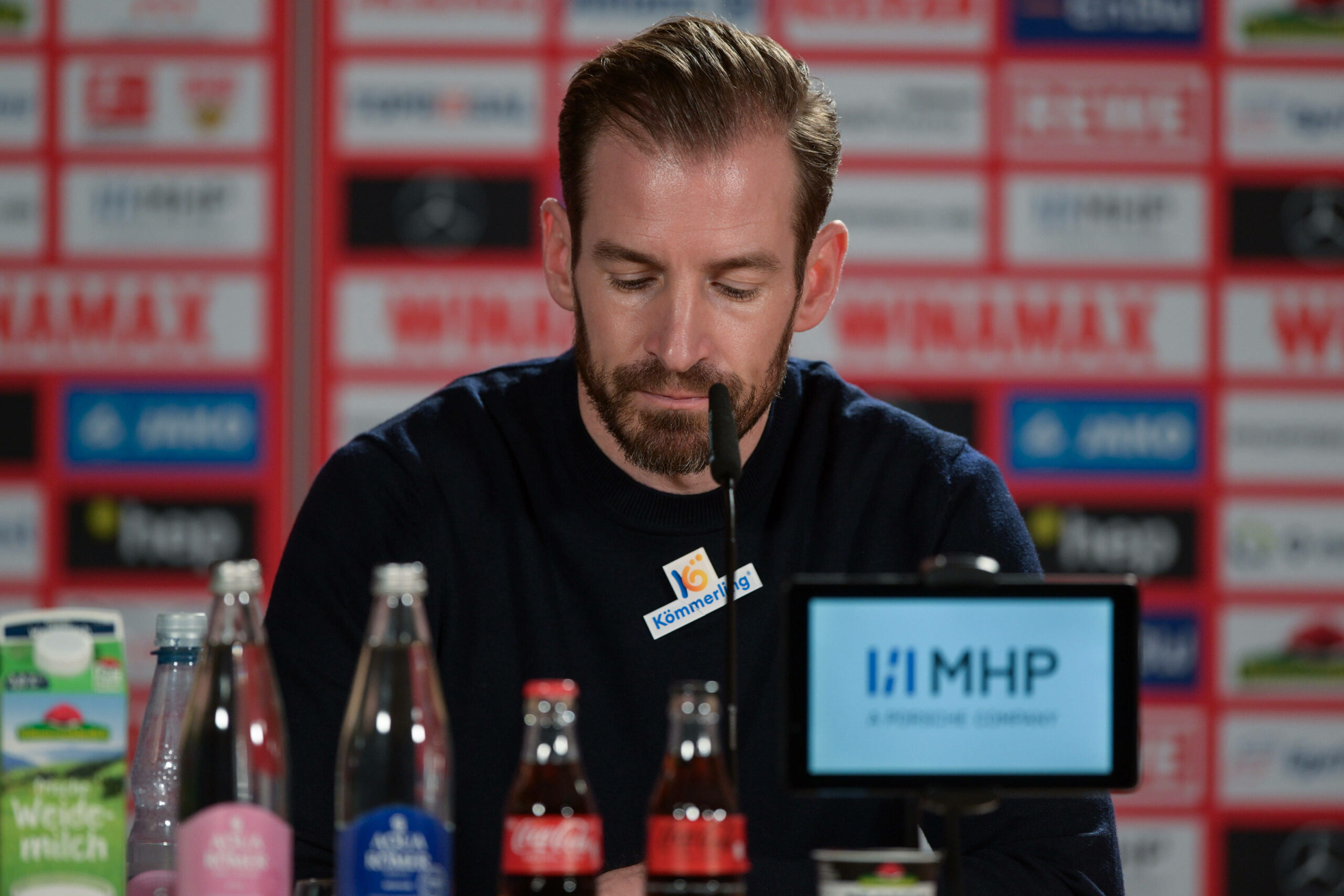 Jan Siewert wirkt niedergeschlagen auf der Pressekonferenz nach der letzten Niederlage.