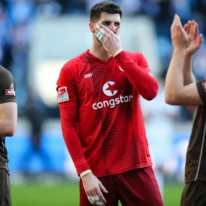 Nikola Vasilj hält sich die Hand ins Gesicht