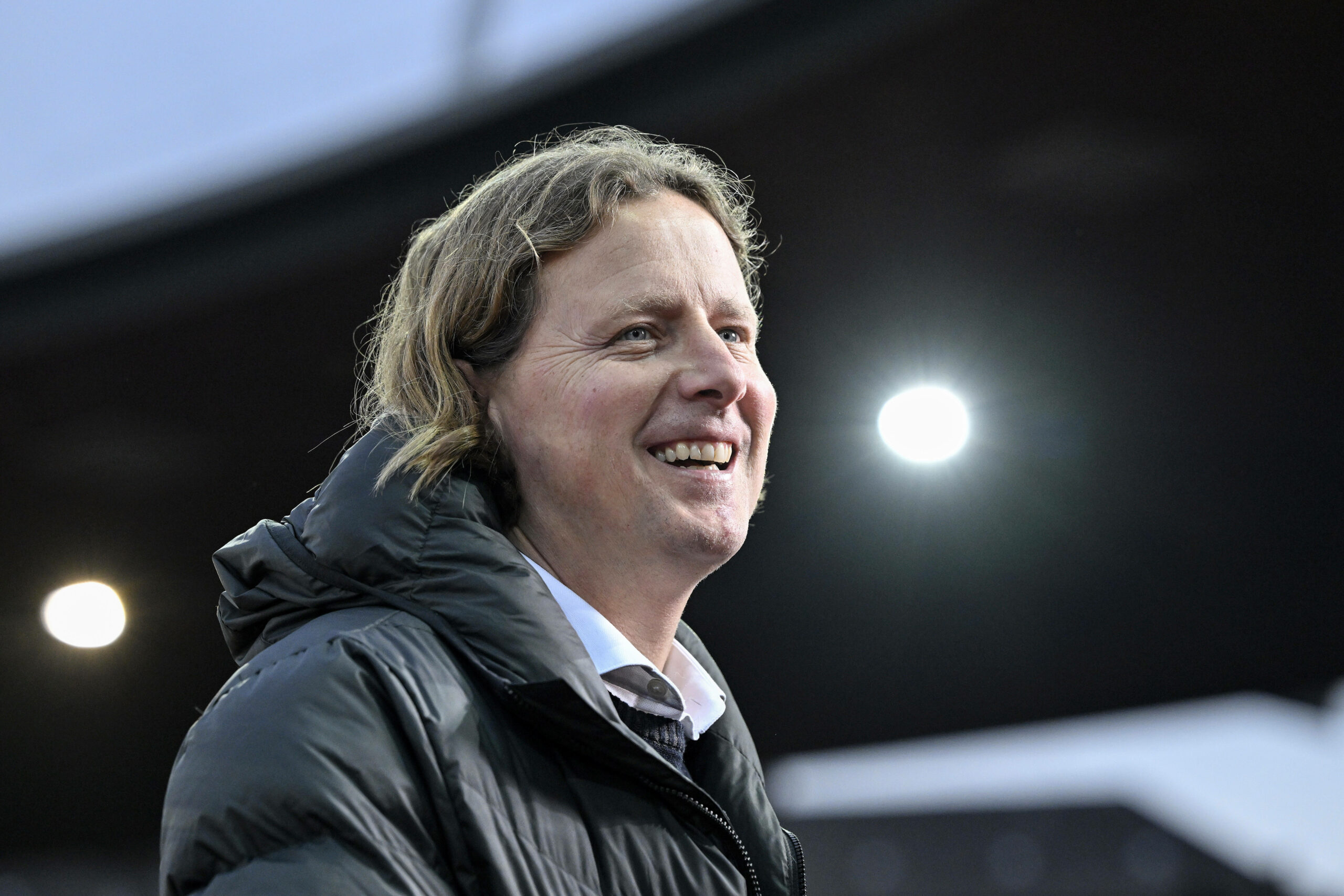 Bo Henriksen lächelt im Stadion.