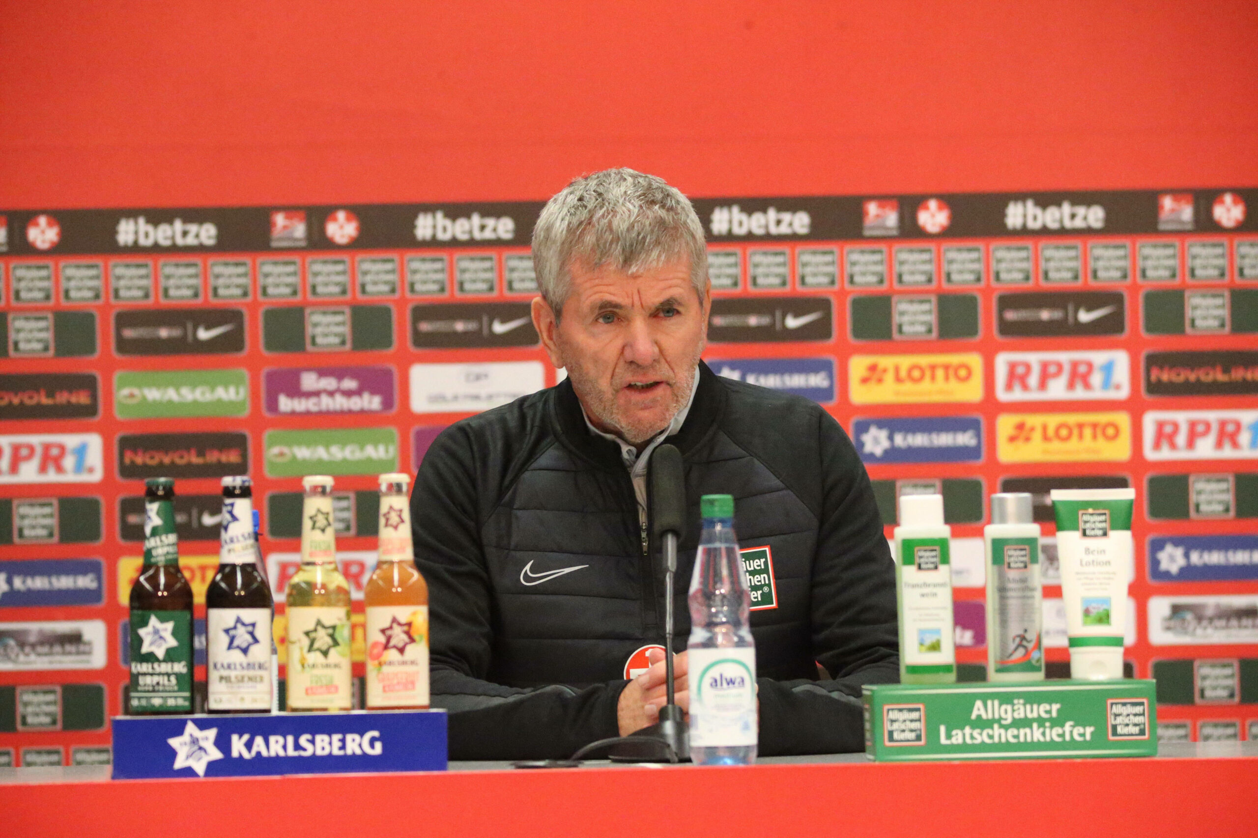 Friedhelm Funkel bei seiner Vorstellung als Trainer vom FC Kaiserslautern.