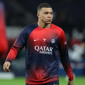 Kylian Mbappé schaut konzentriert vor einem Spiel von Paris Saint-Germain.