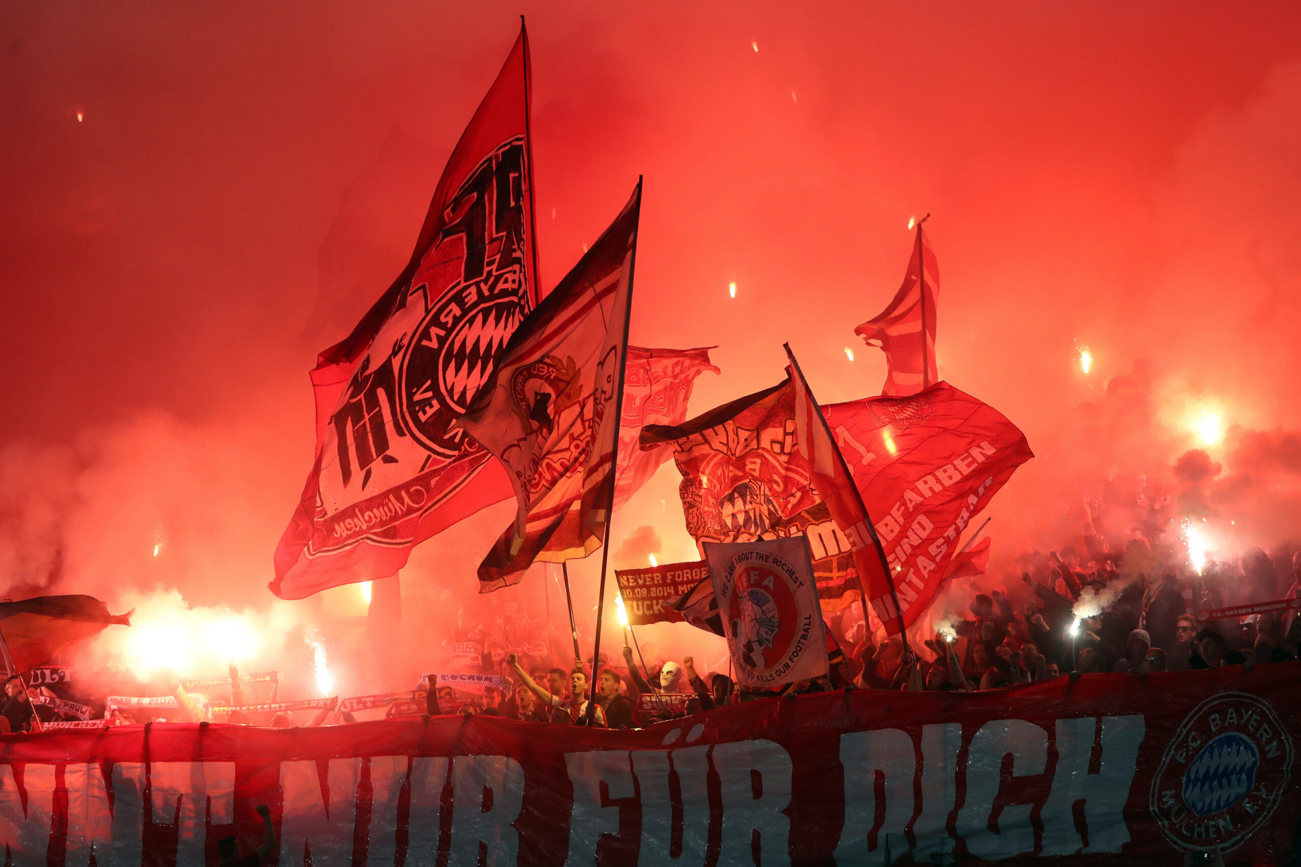 Bayern-Fans brennen auswärts in Rom Pyrotechnik ab