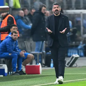 Gennaro Gattuso regt isch an der Seitenlinie über etwas im Spiel auf.