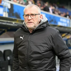 Uwe Stöver steht vor der Auswechselbank im Stadion
