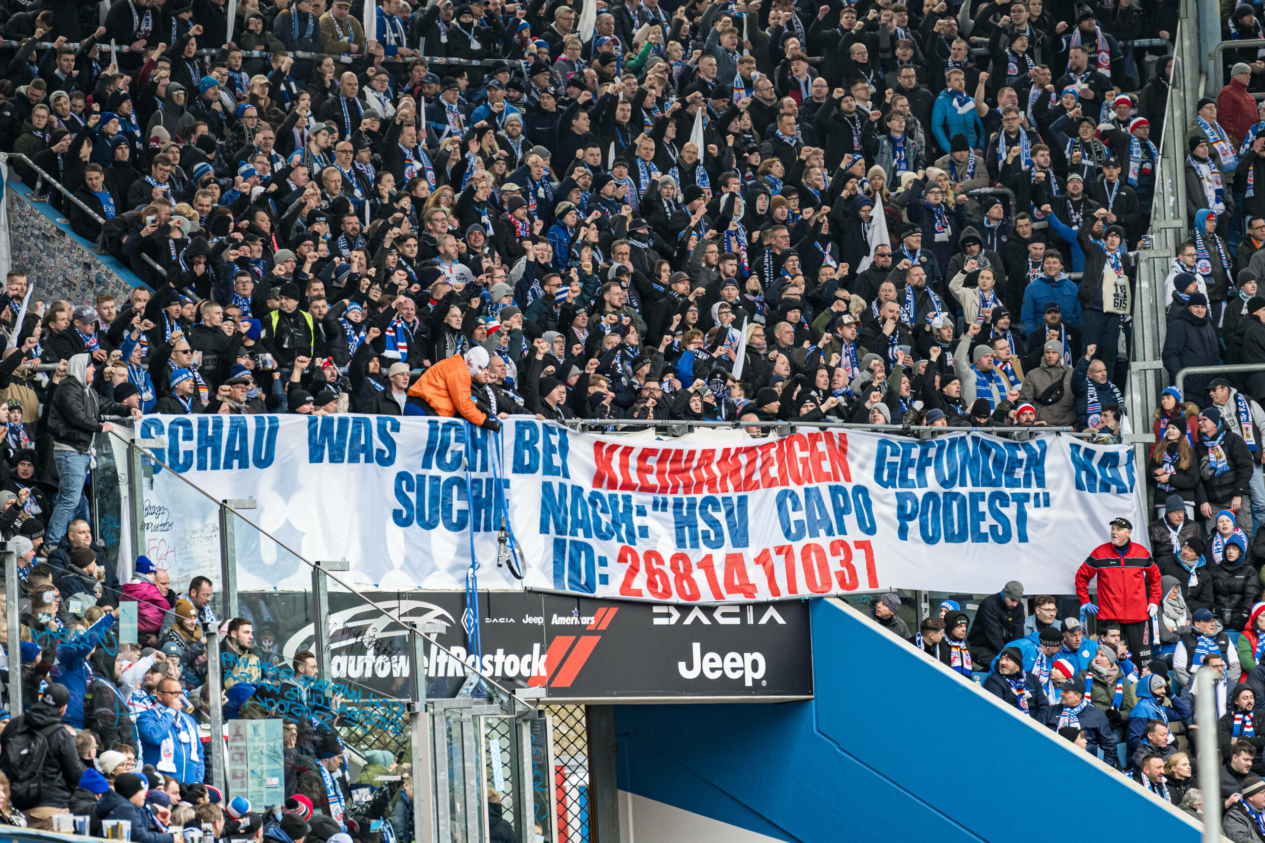 Die Rostocker Fans provozieren die HSV-Ultras mit einem Banner.