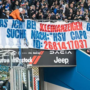 Die Rostocker Fans provozieren die HSV-Ultras mit einem Banner.