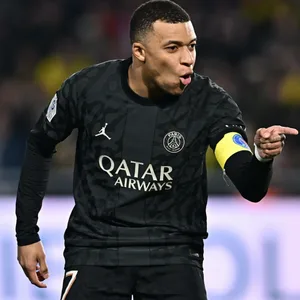 Kylian Mbappé jubelt per Fingerzeig nach seinem Treffer.