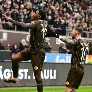 St. Paulis Oladapo Afolayan feiert sein Tor gegen Braunschweig
