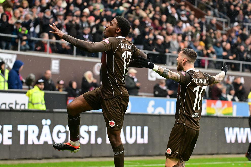 St. Paulis Oladapo Afolayan feiert sein Tor gegen Braunschweig