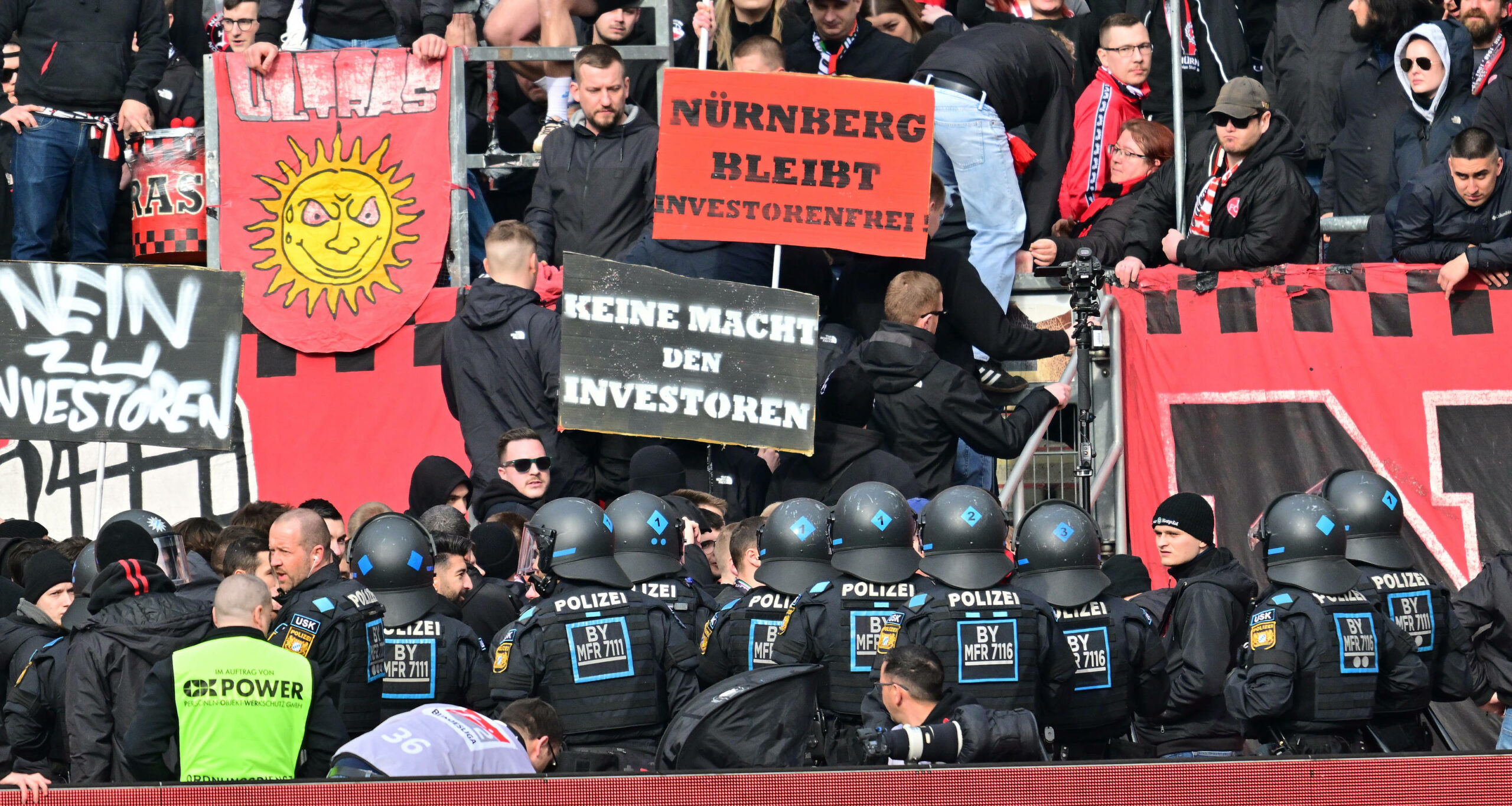 Die Polizei musste beim Spiel Nürnberg-Kaiserslautern die protestierenden Fans zurück auf die Tribüne begleiten.