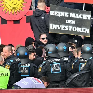 Die Polizei musste beim Spiel Nürnberg-Kaiserslautern die protestierenden Fans zurück auf die Tribüne begleiten.