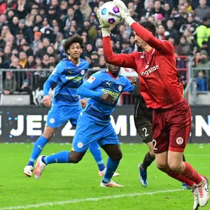 Nikola Vasilj fängt gegen Braunschweig eine Flanke ab.