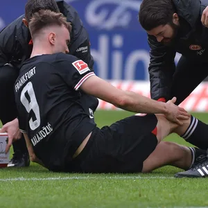 Sasa Kalajdzic liegt schmerzverzehrt am Boden und hält sich das rechte Knie.