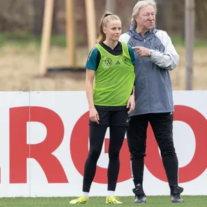 Horst Hrubesch neben Vivien Endemann