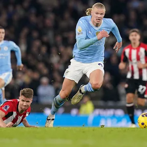 Erling Haaland sprintet dem Ball hinterher.