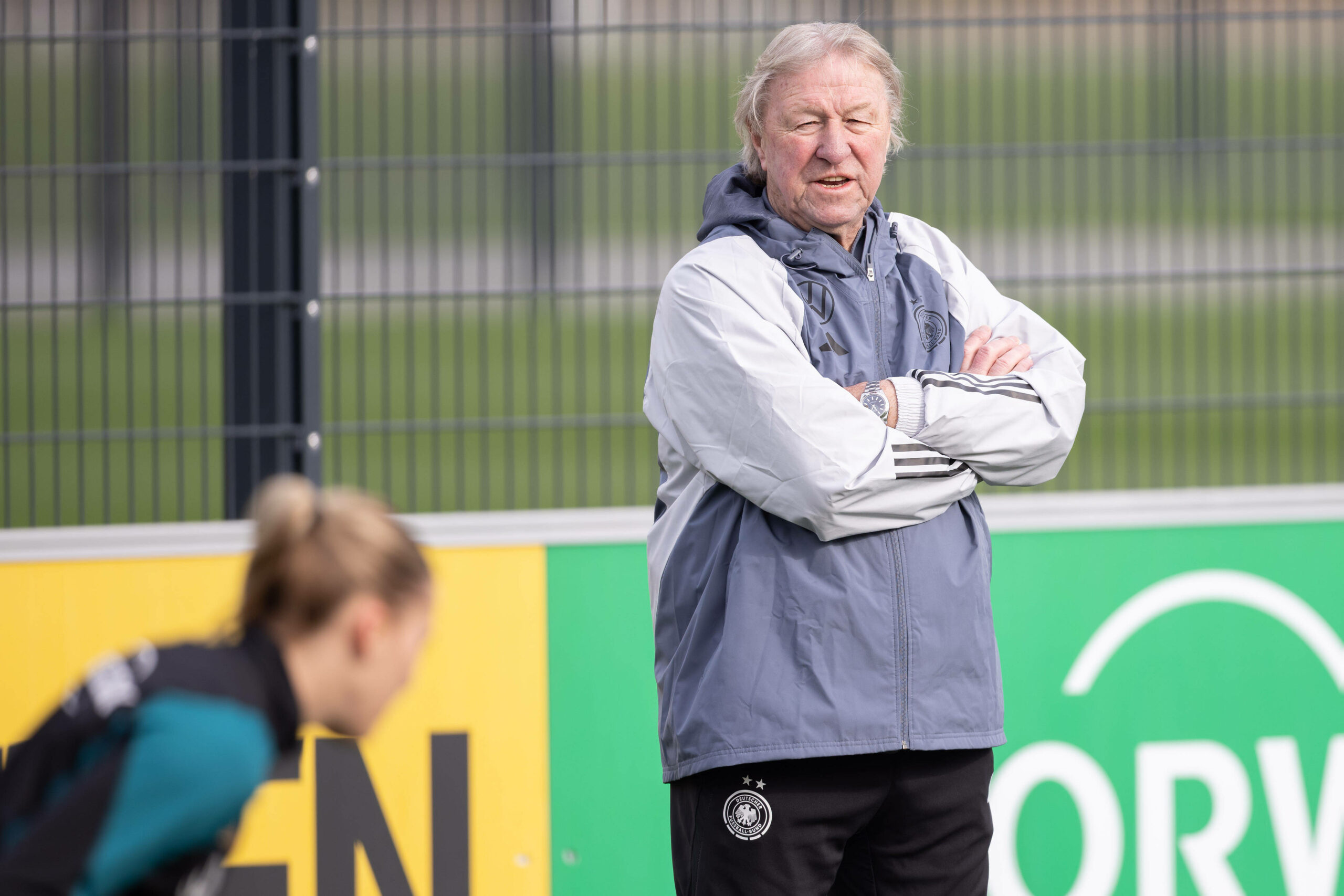 Horst Hrubesch steht mit verschränkten Armen auf dem Trainingsplatz