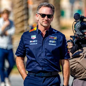 Christian Horner läuft mit Sonnenbrille draußen entlang.