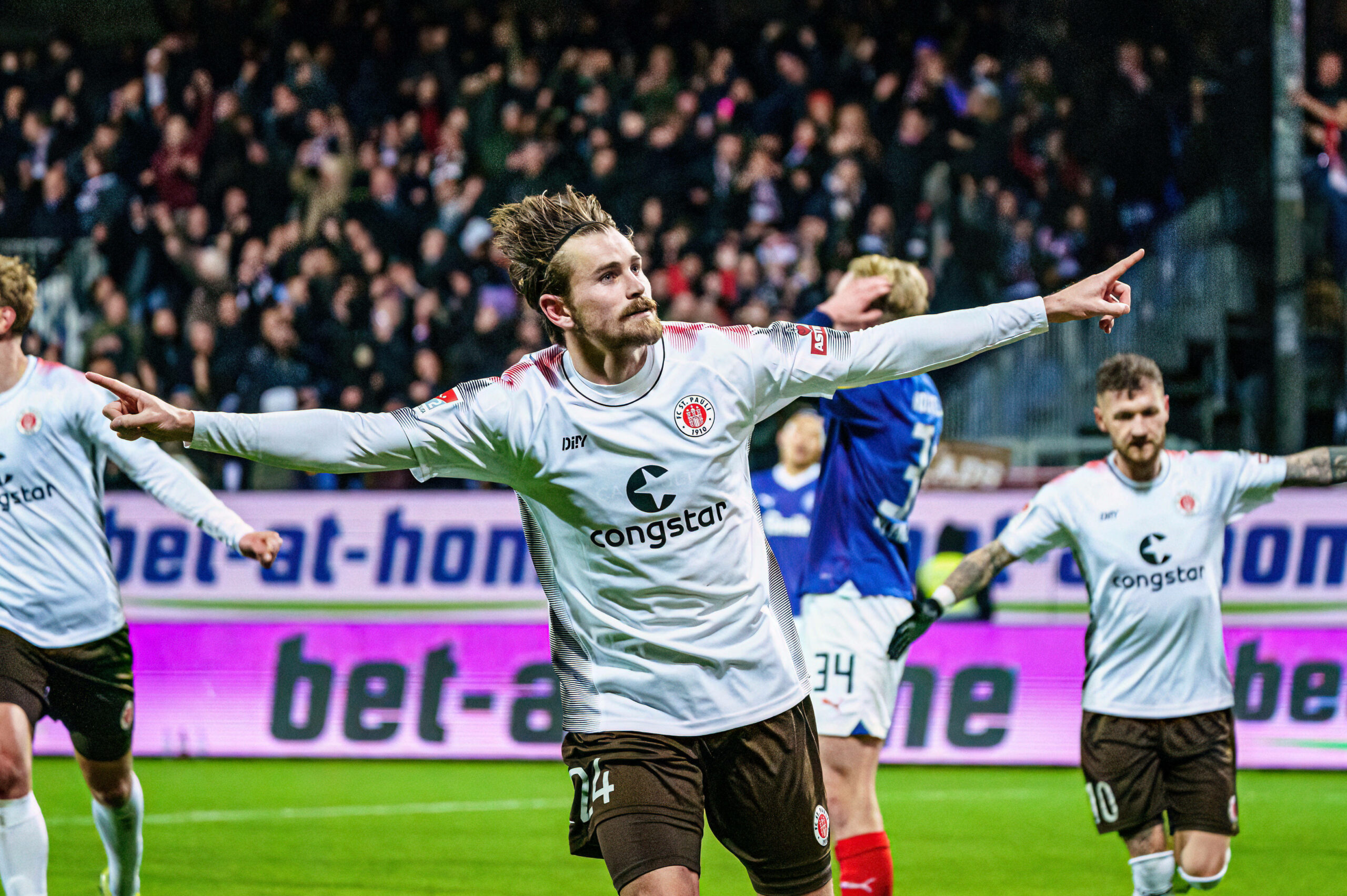 Connor Metcalfe bejubelt sein Tor zum 4:1 für St. Pauli.