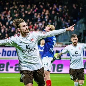 Connor Metcalfe bejubelt sein Tor zum 4:1 für St. Pauli.