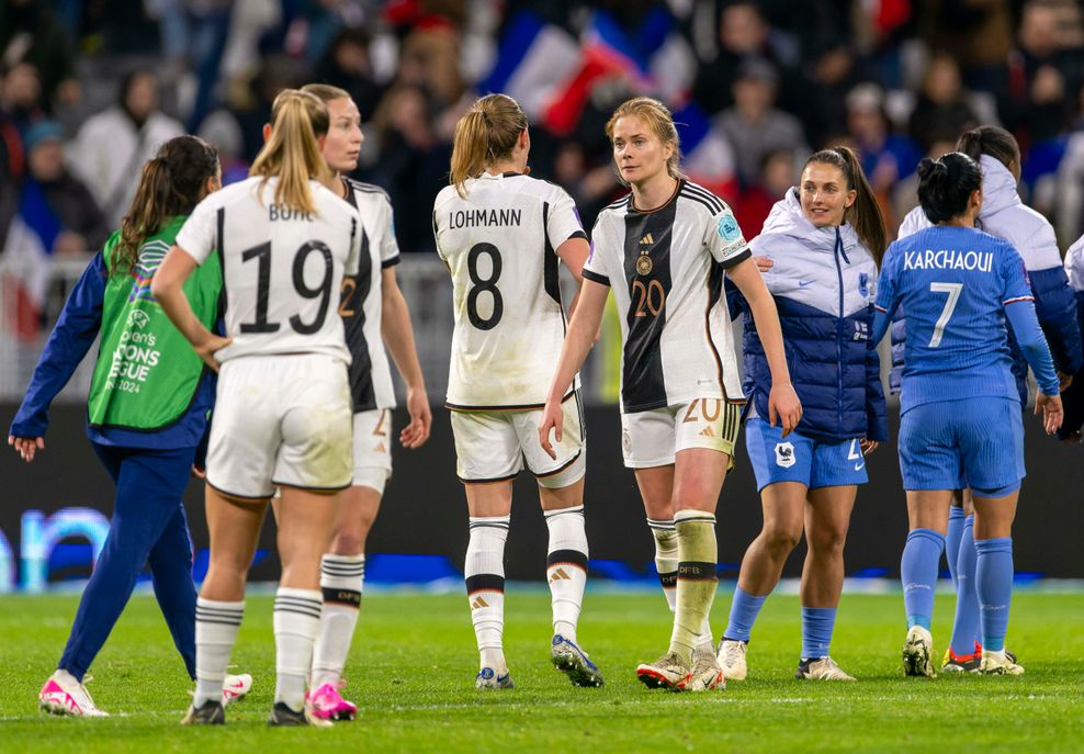 Die DFB-Frauen stehen mit hängenden Köpfen nach der Niederlage auf dem Feld.