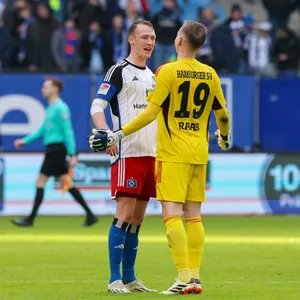 Sebastian Schonlau und Matheo Raab umarmen sich nach dem Sieg gegen Elversberg