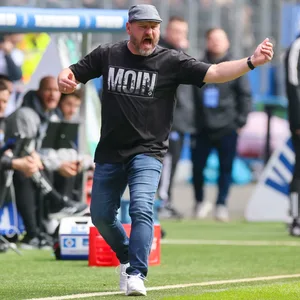 HSV-Trainer Steffen Baumgart gestikuliert und brüllt bei seinem Debüt gegen Elversberg wild an der Seitenlinie