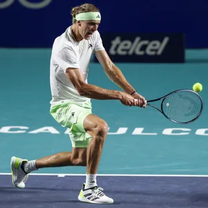 Alexander Zverev schlägt angestrengten einen Return.