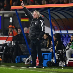 Horst Hrubesch streckt an der Seitenlinie einen Finger in die Höhe.