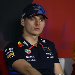 Max Verstappen guckt starr in die Ferne.