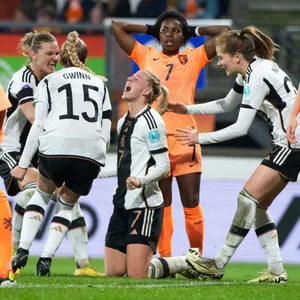 Unbändige Freude: Lea Schüller (Mitte) bejubelt ihren Treffer zum 2:0.