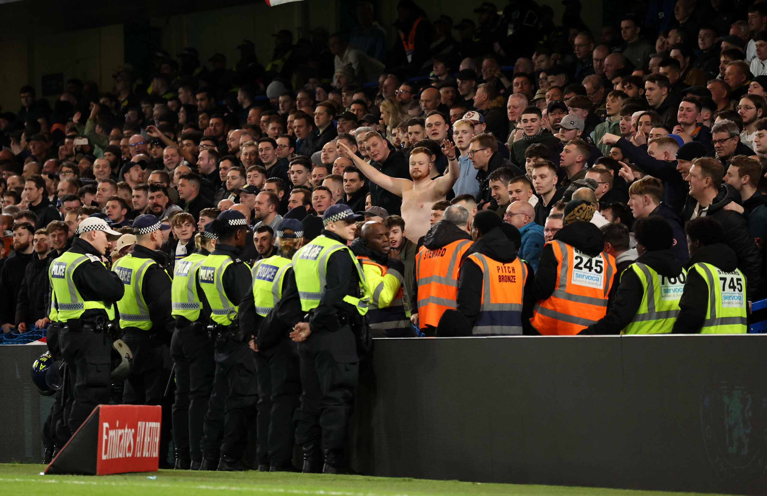 Leeds-Fans im Gästeblock an der Stamford Bridge