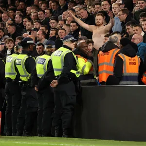 Leeds-Fans im Gästeblock an der Stamford Bridge