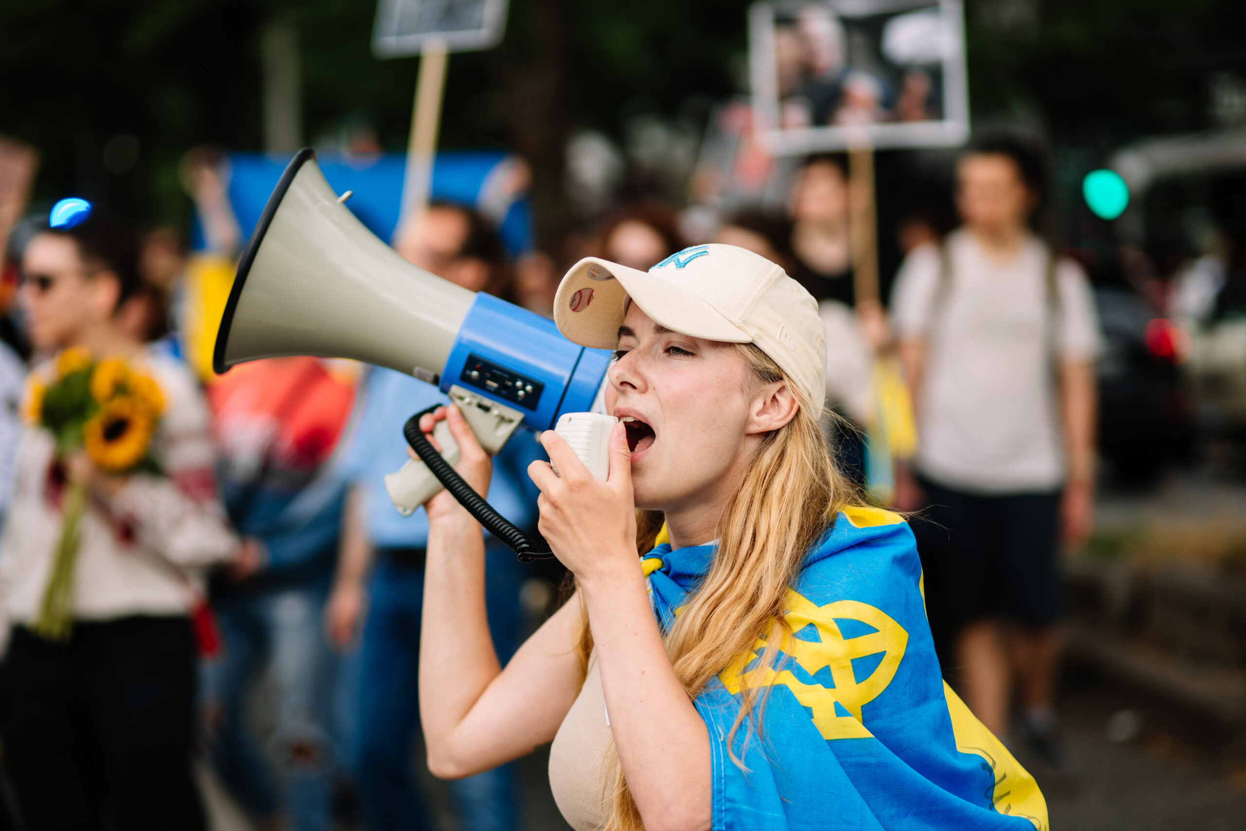 Kateryna Rumyantseva auf einer Demo für die Ukraine