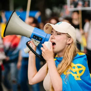 Kateryna Rumyantseva auf einer Demo für die Ukraine