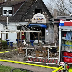 Verheerender Brand in Ostsee-Städchen Schönberg – zwei Personen geretet - eine tot