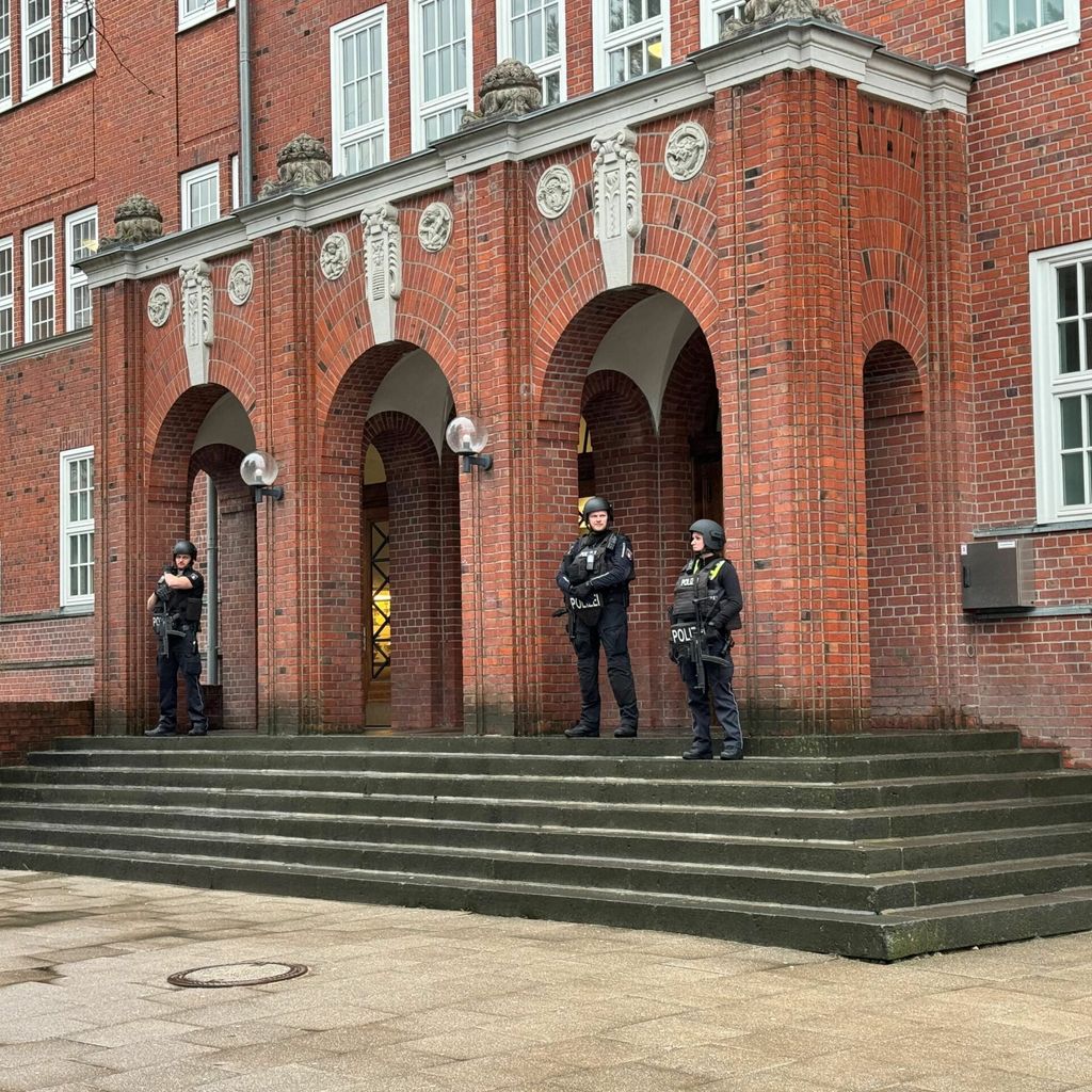 Beamte mit Maschinenpistolen sicherten den Eingang zur Schule.