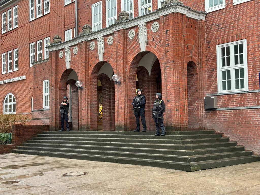 Beamte mit Maschinenpistolen sicherten den Eingang zur Schule.