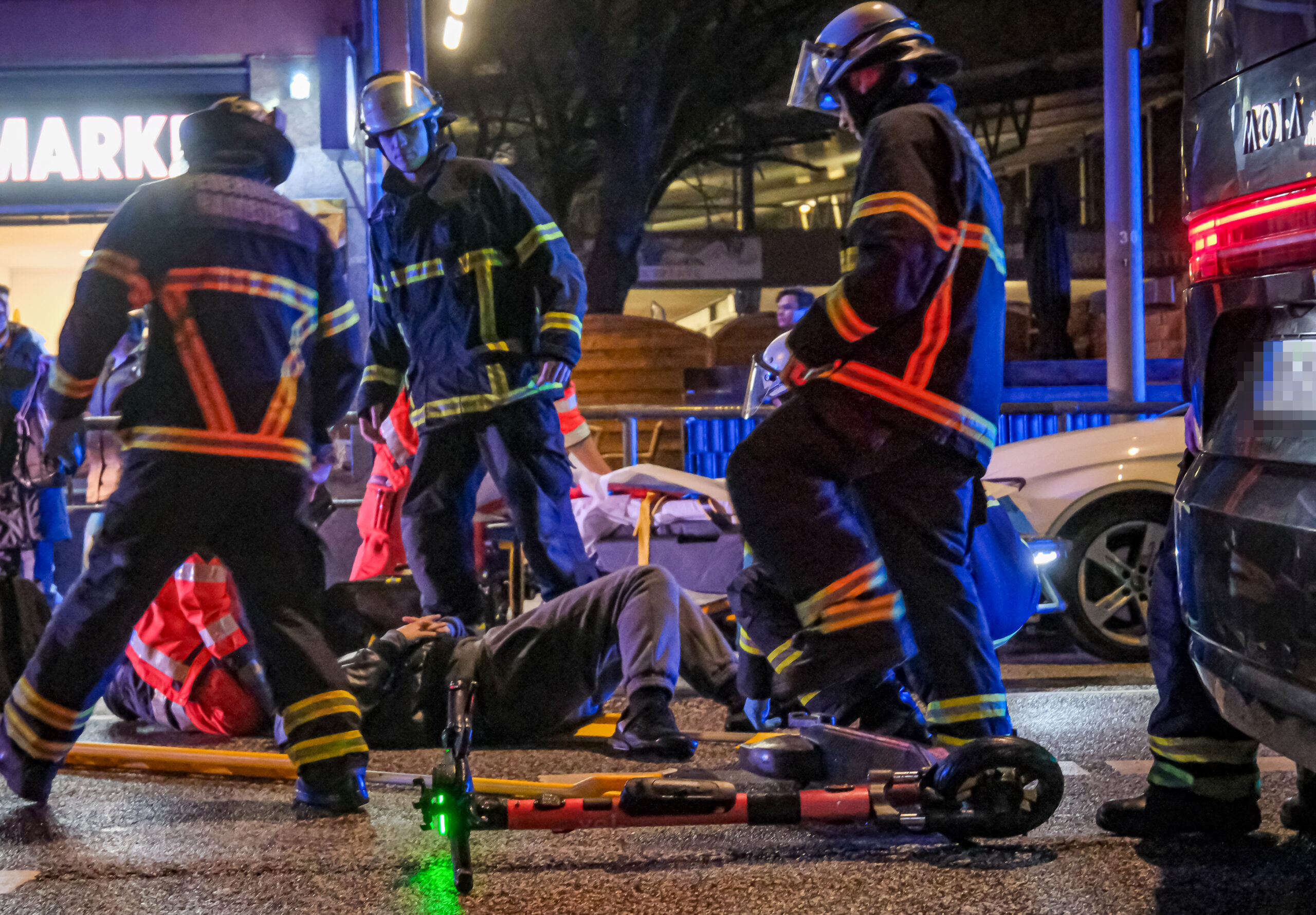 Rettungskräfte kümmern sich um den verletzten E-Scooter-Fahrer in Wandsbek.