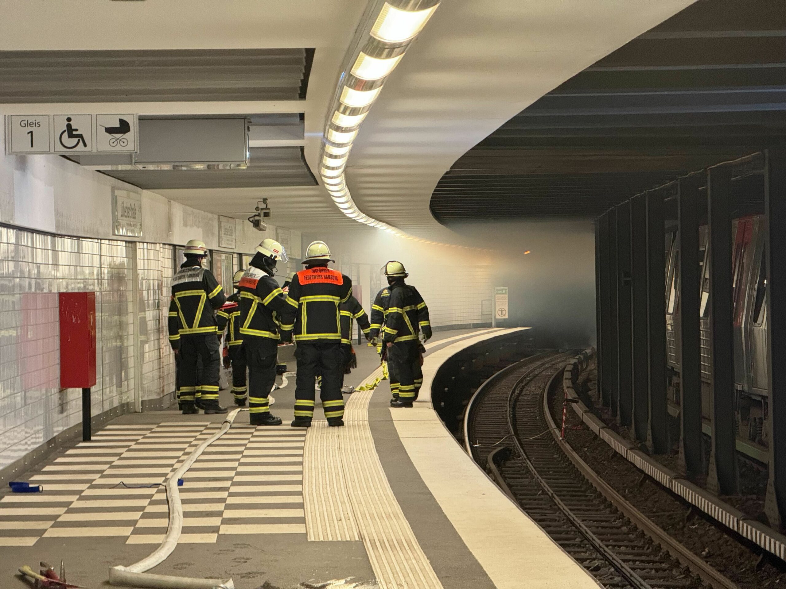 Feuer im U-Bahnhof Lübecker Straße, Zugverkehr gesperrt