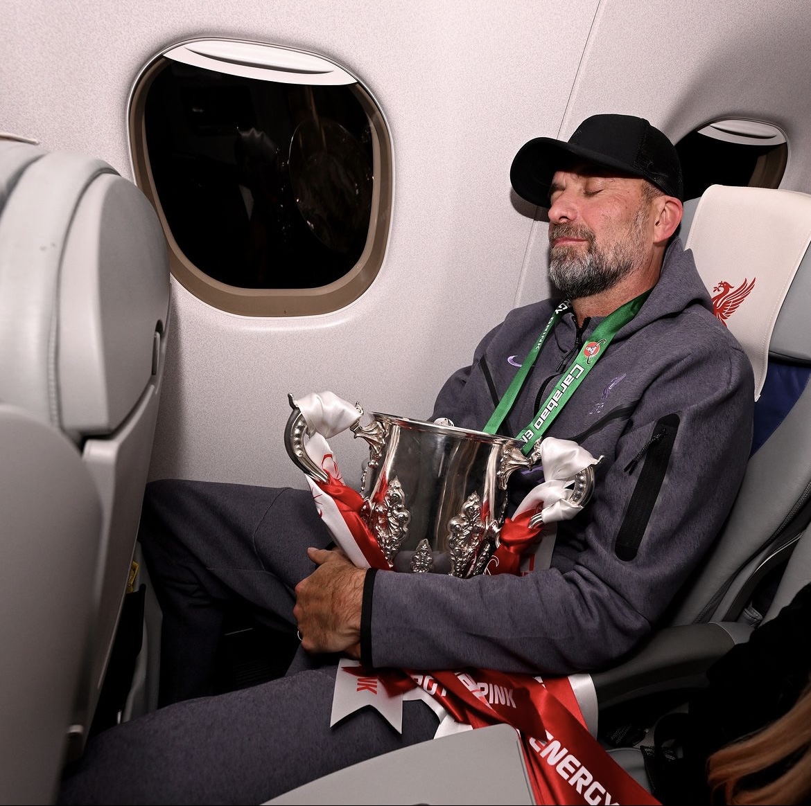 Jürgen Klopp schläft mit Pokal im Flugzeug. Das Foto wurde über Nacht zum Internet-Hit.