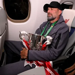 Jürgen Klopp schläft mit Pokal im Flugzeug. Das Foto wurde über Nacht zum Internet-Hit.