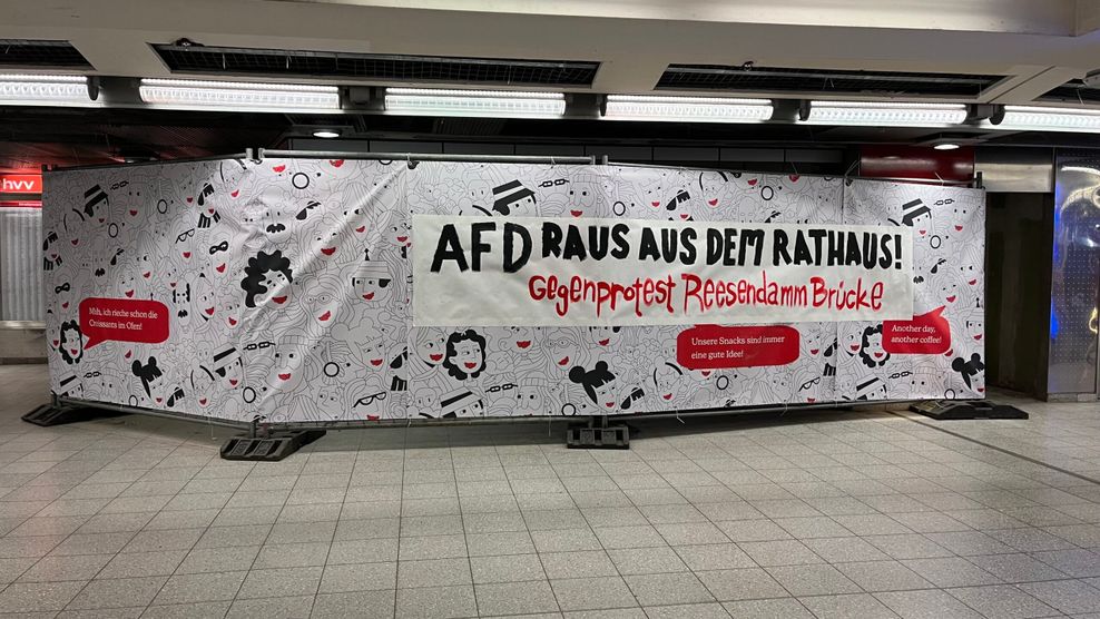Auch in der Bahn wurde ein Anti-AfD-Plakat aufgehängt.