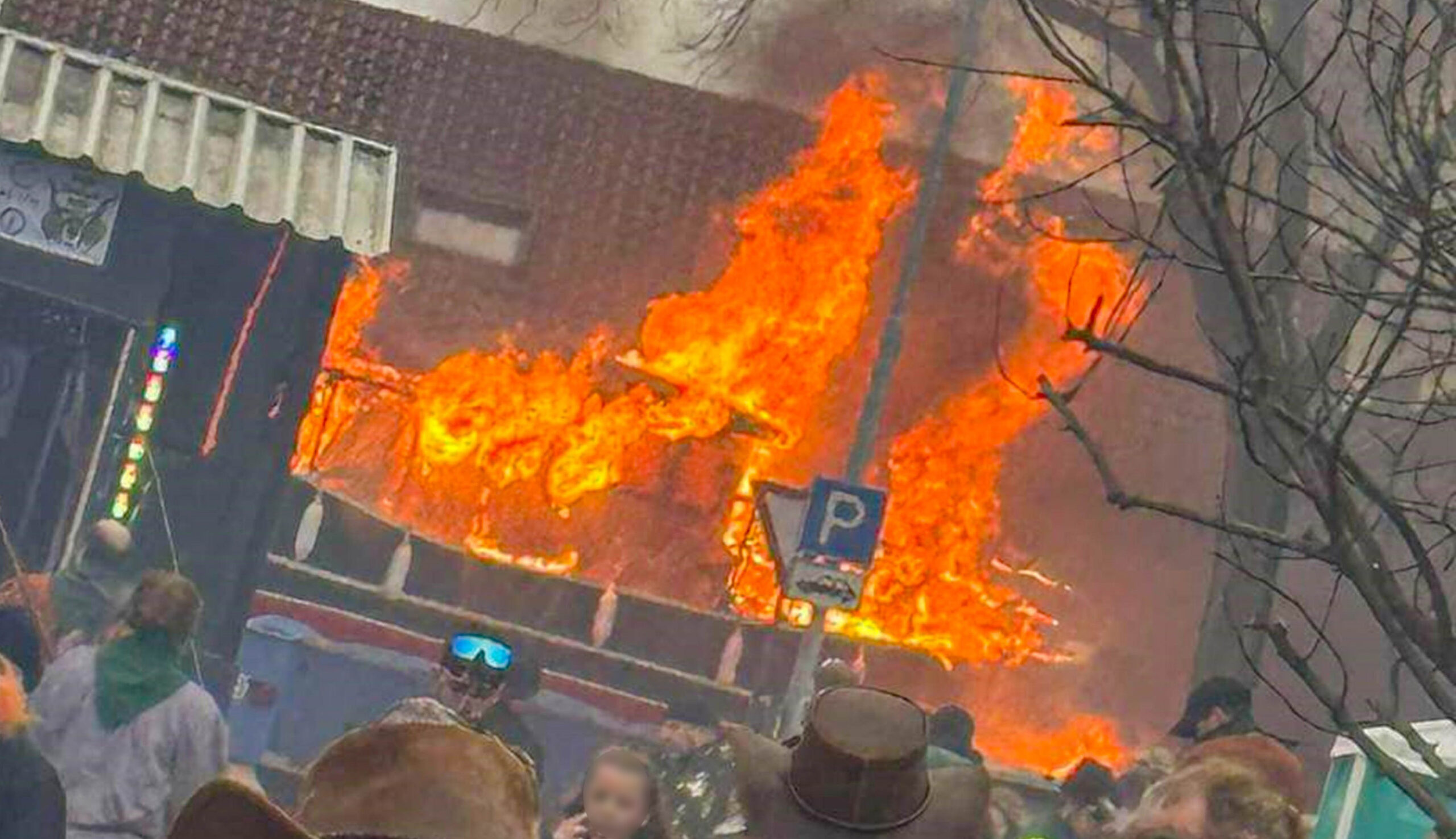 Bei einem Faschingsumzug im baden-württembergischen Kehl ist am Sonntag ein Faschingswagen in Brand geraten.